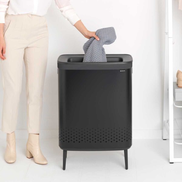 ⁦סל כביסה מחולק BO במידה 45+45 ליטר, שחור מט Brabantia⁩ – תמונה ⁦10⁩