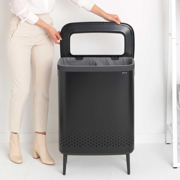 ⁦סל כביסה מחולק BO במידה 45+45 ליטר, שחור מט Brabantia⁩ – תמונה ⁦11⁩