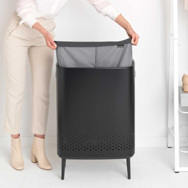 ⁦סל כביסה מחולק BO במידה 45+45 ליטר, שחור מט Brabantia⁩ – תמונה ⁦12⁩