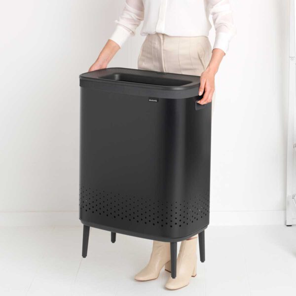 ⁦סל כביסה מחולק BO במידה 45+45 ליטר, שחור מט Brabantia⁩ – תמונה ⁦13⁩